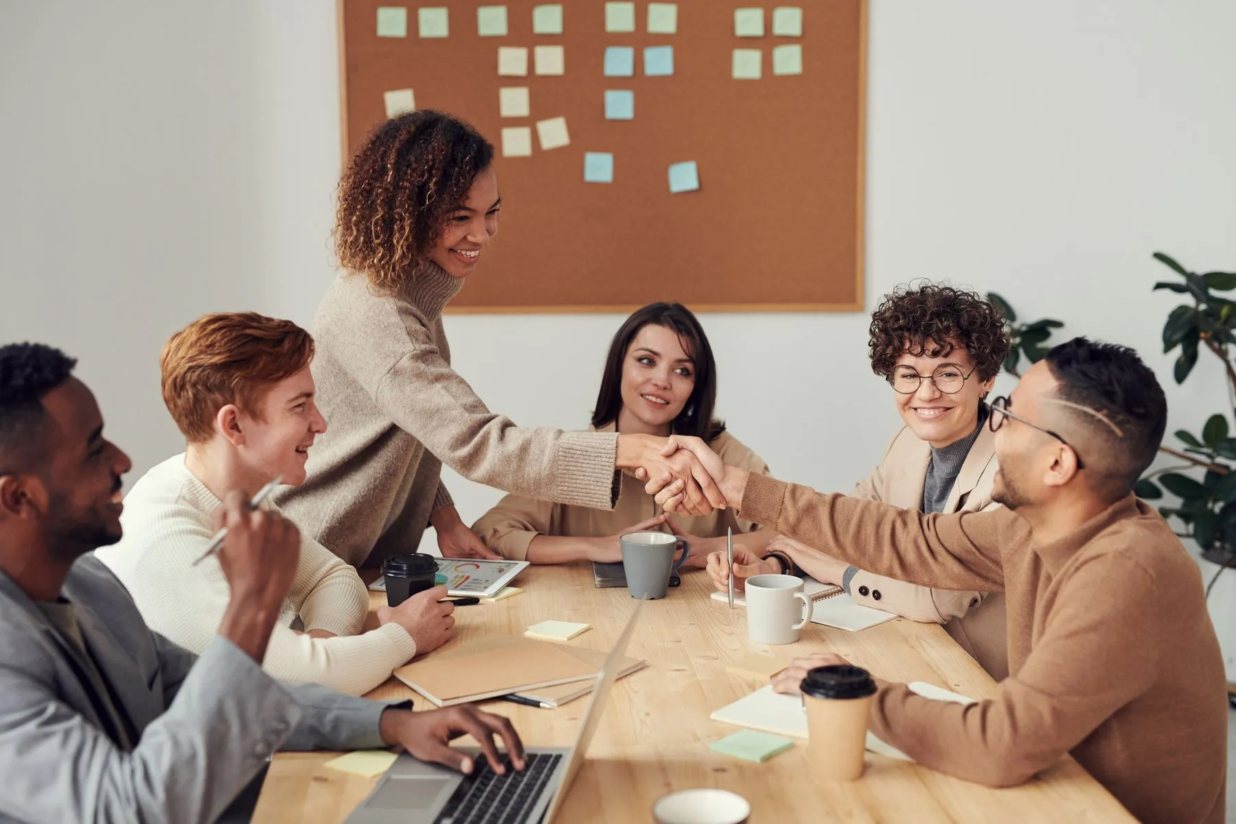 Travail collaboratif autour d'un bureau