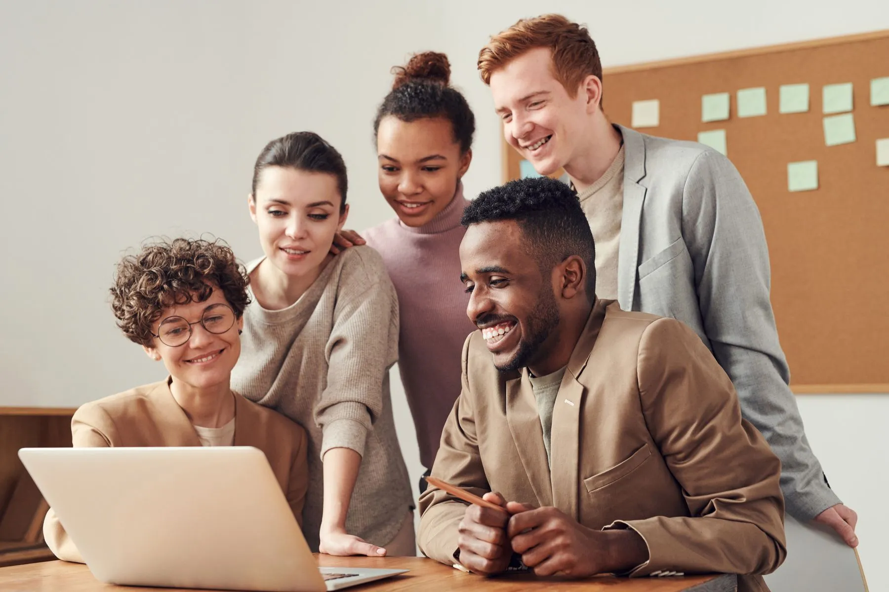 L'équipe viséweb au travail devant un ordinateur portable